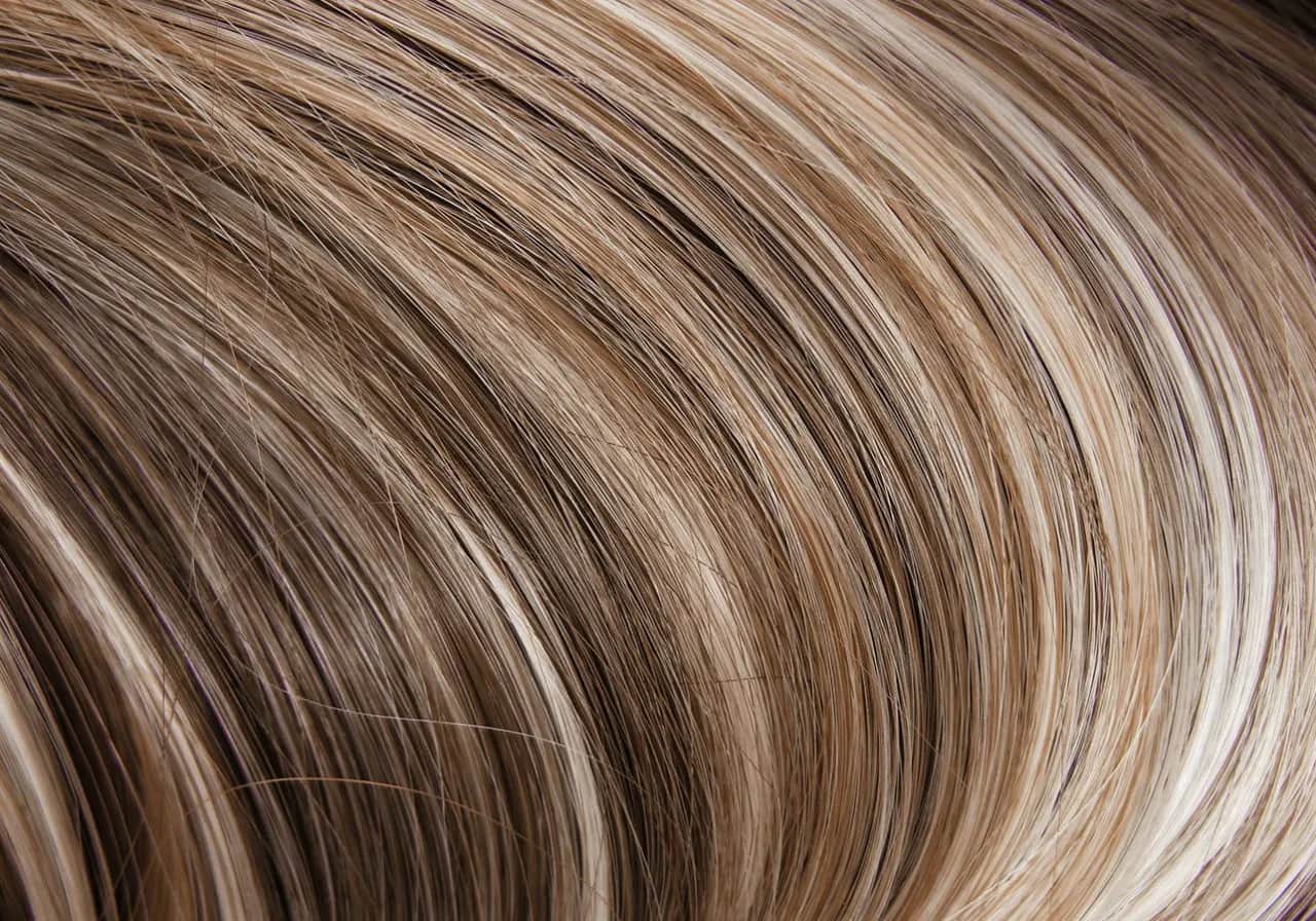 Braune Haare mit blonden Strähnchen: Welcher Look passt zu Ihnen?