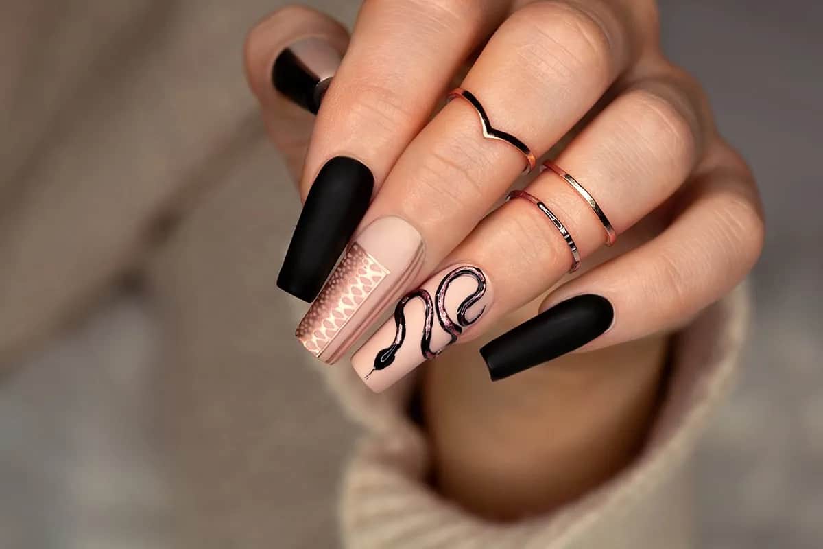 Mattschwarze Nägel: Eleganz pur! DIY-Guide & Design-Ideen
