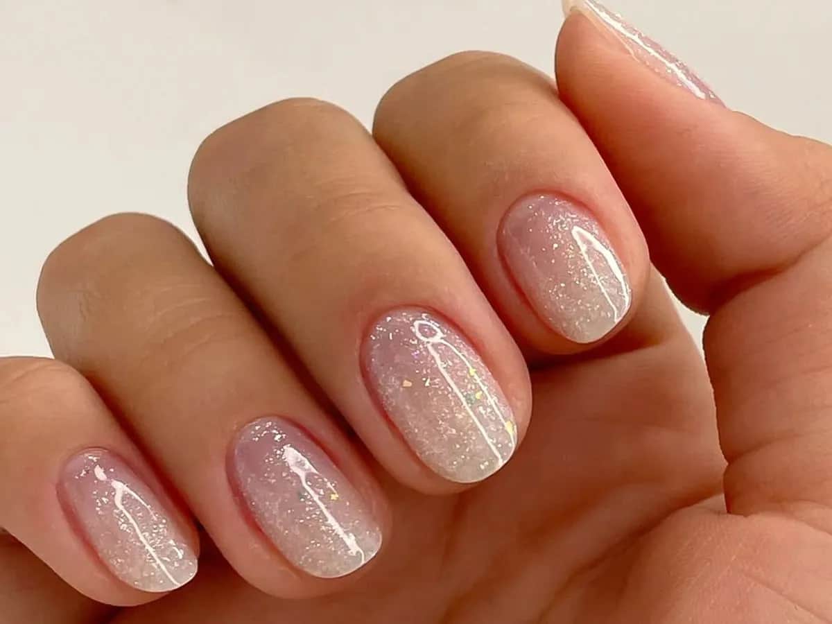Weiße Nägel mit Glitzer: So gelingt Ihr Trend-Look 2026