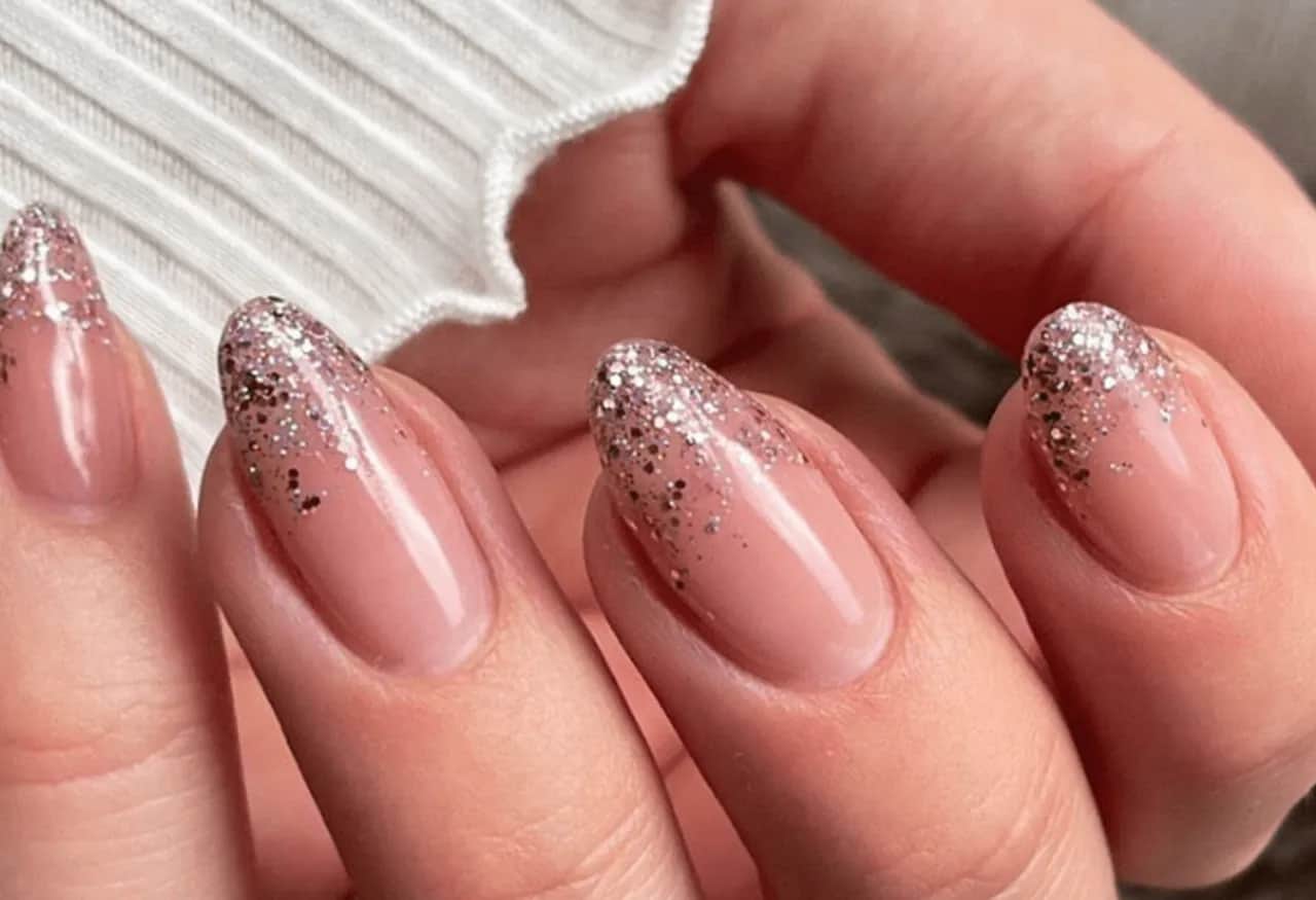 Weiße Glitzernägel: Designs, Tipps & der perfekte Glitzer-Look