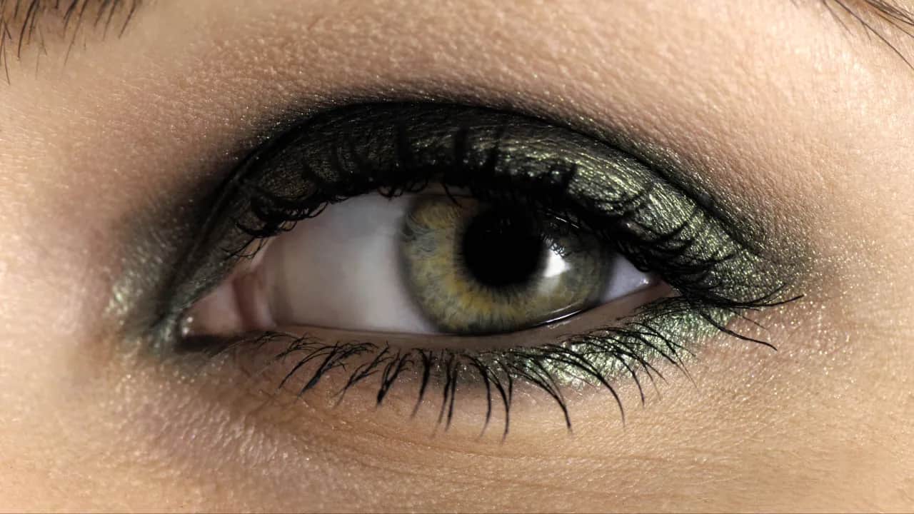 Grüne Augen schminken: Farben & Tricks für Ihr Strahlen