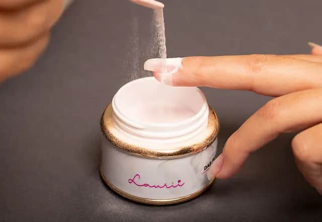 Gel vs. Pulver Nägel: Welches System ist das Beste für Sie?